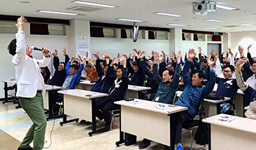 마인드컨트롤 강의를 듣고 있는 이미지