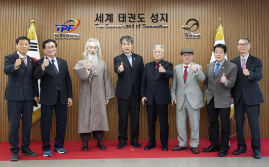 [크기변환]사진 1 기념촬영(초기 정부파견 태권도사범 태권도진흥재단 방문).jpg