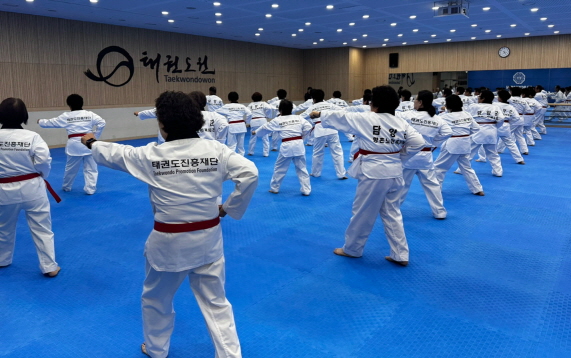 [크기변환]사진1 2024년 태권도희망나눔교실 우수 단체인 ‘담양군향촌노인종합복지관’이 태권도원을 찾아 진행한 태권도희망나눔캠프(장소 태권도원 대수련실).jpg