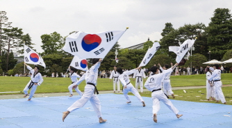 [크기변환]사진 2 위대한 태권도 공연(청와대 대정원).jpg