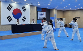 [크기변환]사진 3 태권도 발표시간 중 품새 시연.jpg