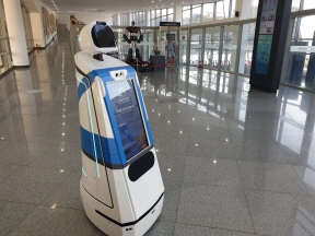 [크기변환]사진 2 국립태권도박물관 안내 로봇(큐아이)이 전시 안내를 하고 있다.jpg