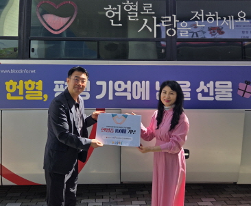 [크기변환]사진 1 태권도진흥재단 총무부장(좌)이 전북혈액원 관계자(우)에게 헌혈증서를 전달하고 있다..jpg
