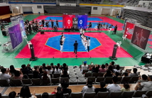 [크기변환]사진 1 ‘내일은 태권왕’팀과 ‘청주 개신초등학교’가 T1경기장에서 겨루기를 하고 있다.jpg