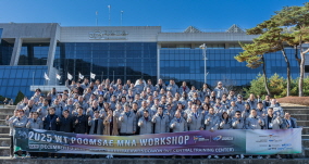 사진 워크숍 참가자들이 개회식 후 기념촬영을 하고 있다(장소 태권도원 도약센터 앞).jpg