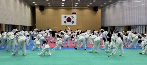 [크기변환]사진 1  태권스테이 힐링태권체조를 하기 전, 준비운동을 하고 있다(장소 태권도원 평원관).jpg