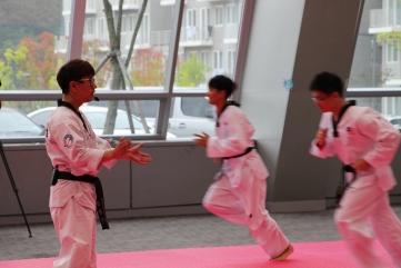 [크기변환]사진 2  태권도원 수련 체험 콘텐츠를 지도하는 모습.JPG