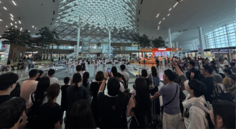 3. 출국을 앞둔 내외국인들이 위대한 태권도 시범공연을 관람하고 있다(인천국제공항 제2여객터미널).jpg
