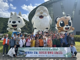 [크기변환]사진 1 태권도원 방문 기념촬영(태권도원 캐릭터 앞).jpg