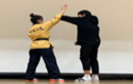 교육기부 진로체험 실행 장면. 강사의 지도하에 강당에서 체조 등 수련