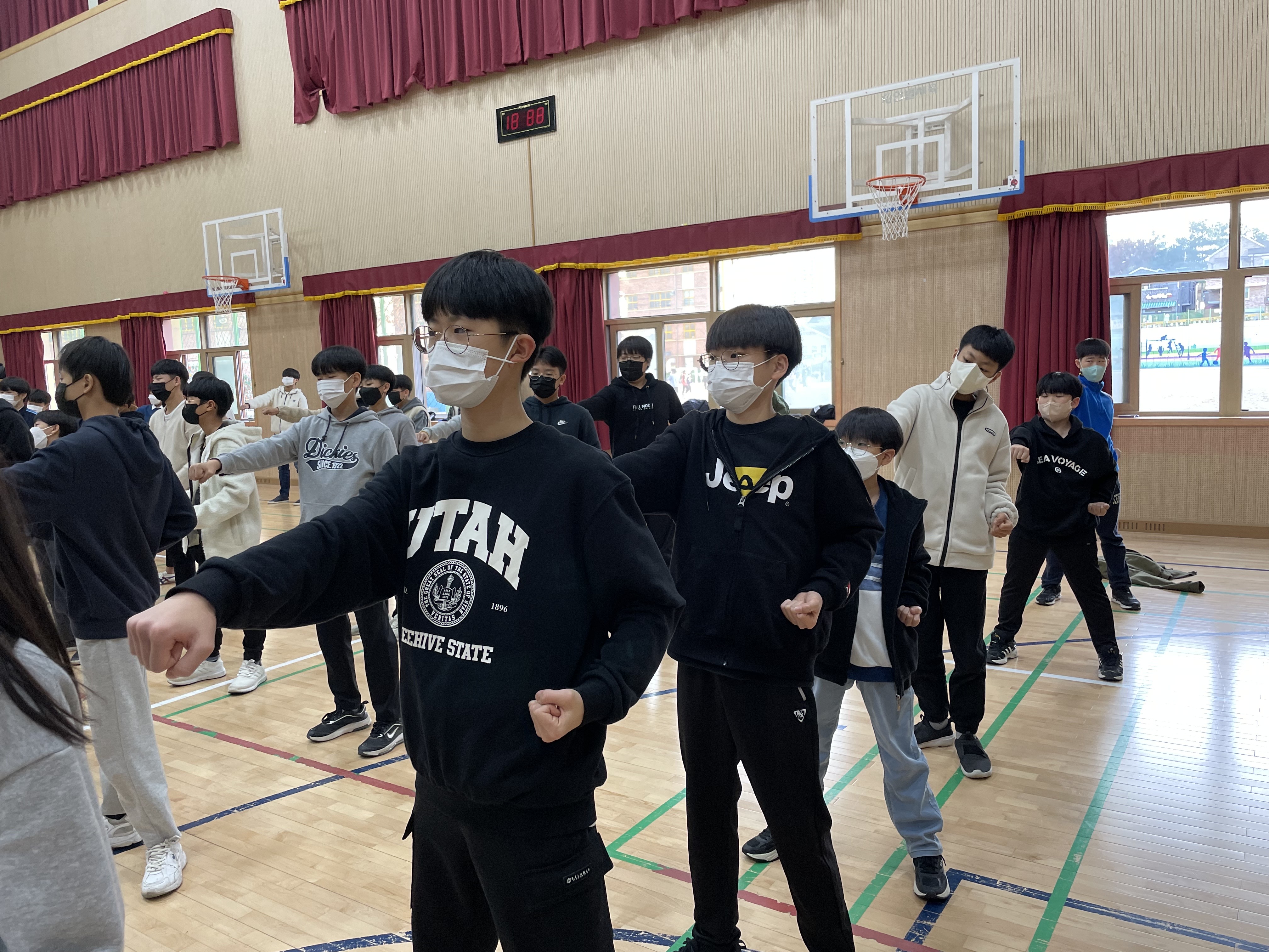 교육기부 진로체험 실행 장면. 강사와 학생들의 교실에서 교육