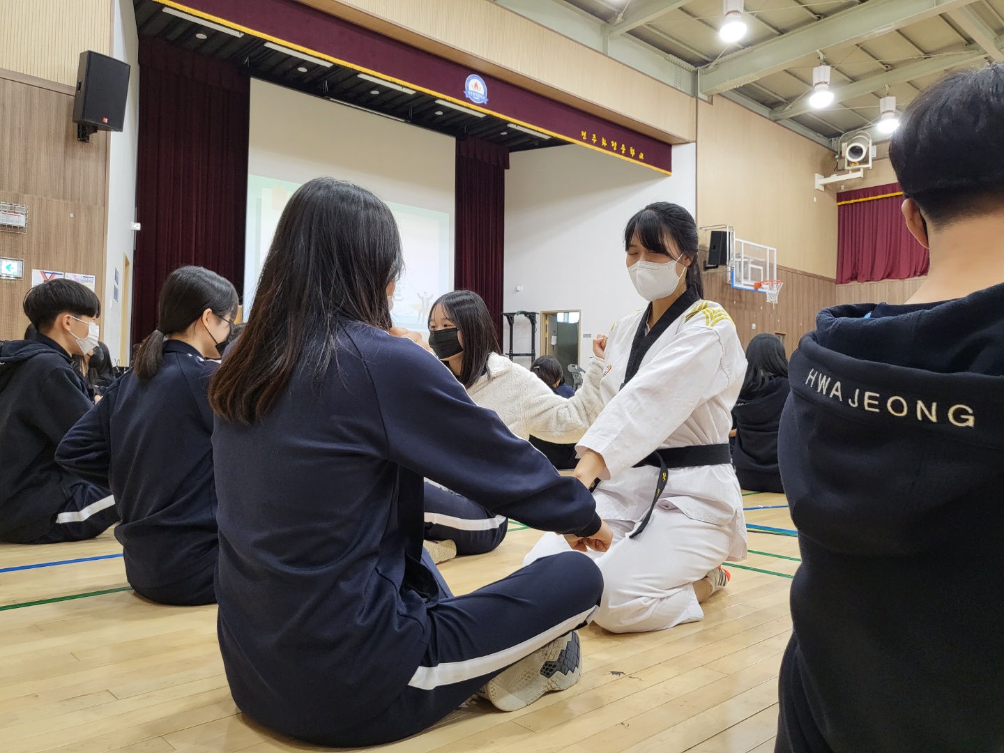 교육기부 진로체험 실행 장면. 태권도 단체 발차기 시연 장면