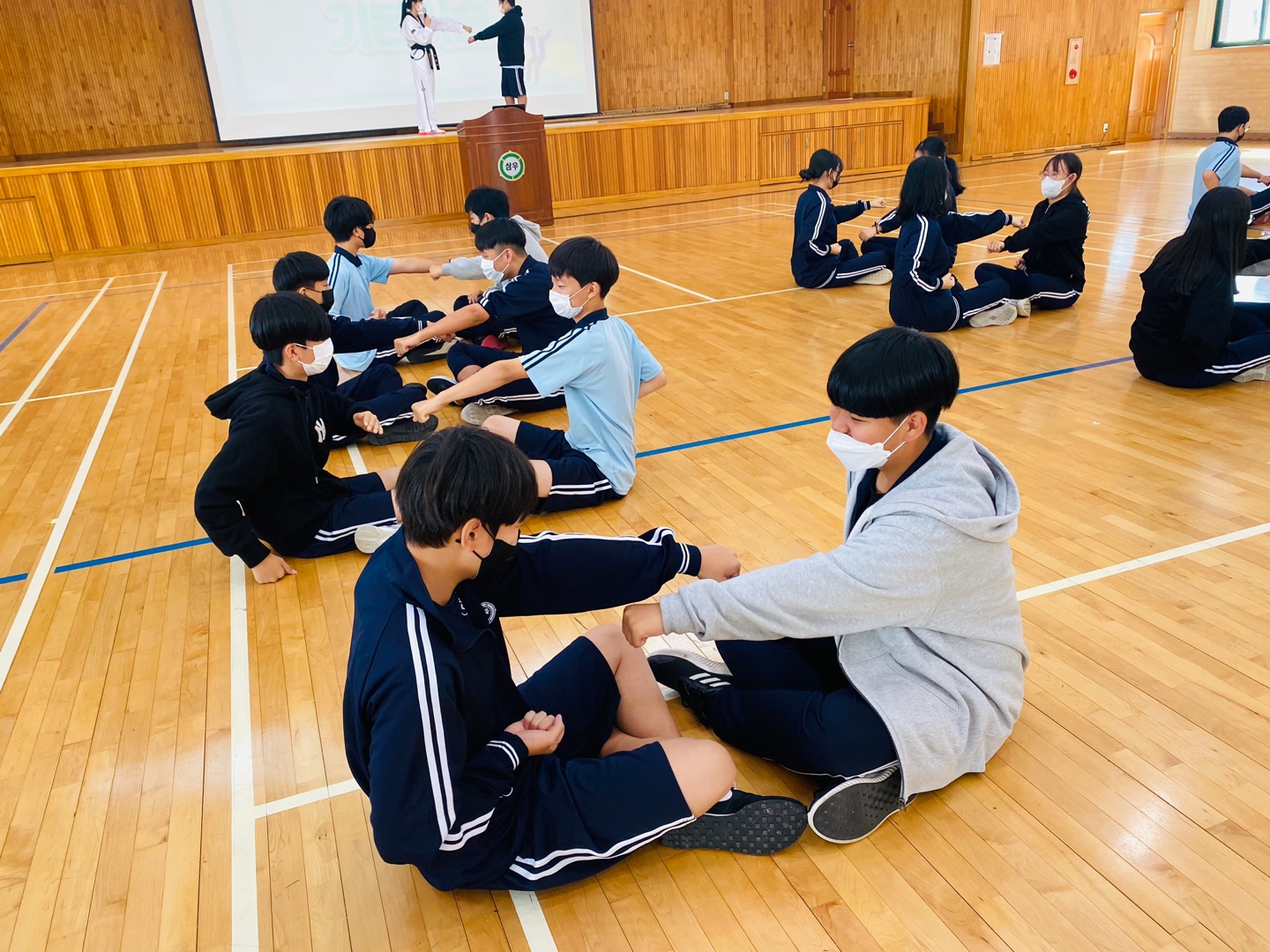 진로체험버스 강당에서의 교육장면